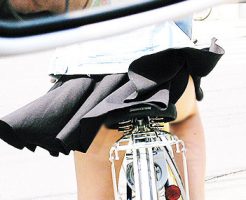 【チャリパンチラエロ画像】ヒラヒラスカートの自転車女子は要注意！走行中や停車中にパンチラした瞬間を盗撮したチャリパンチラのエロ画像集！ww【80枚】